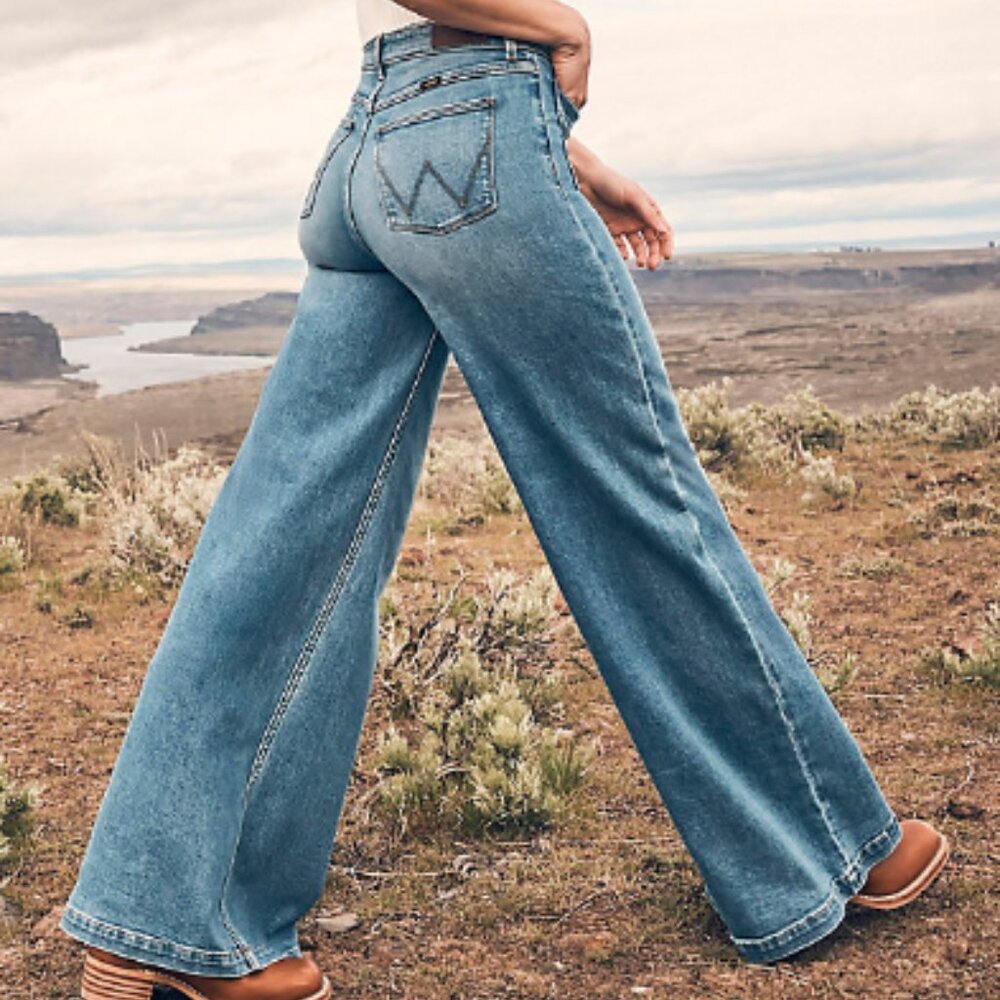 Wrangler Patch Pocket Wide Leg Jeans